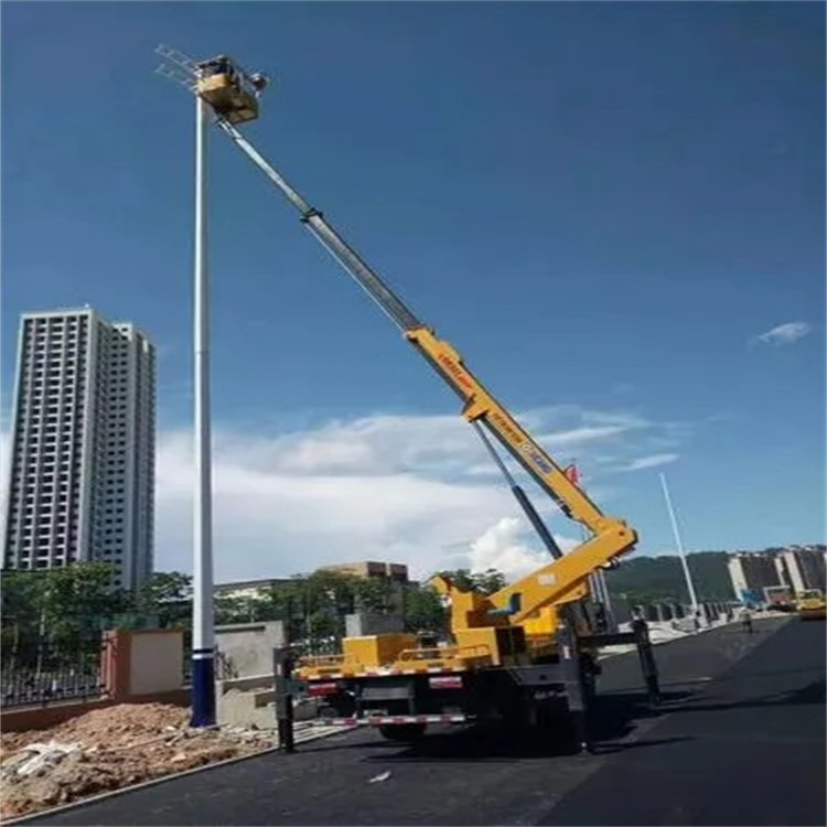 保城镇维修路灯的曲臂升降车出租